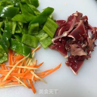 辣炒鸭胗的做法步骤：1