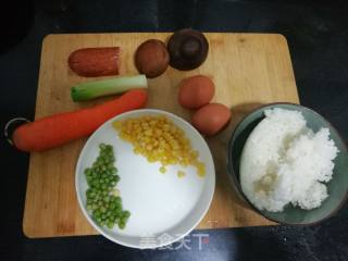 五彩米饭的做法步骤：1