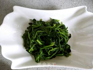 上汤菠菜的做法步骤：1
