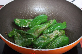 腊八豆焖虎皮尖椒的做法步骤：4