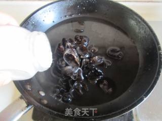洋葱木耳炒鸡蛋的做法步骤：2