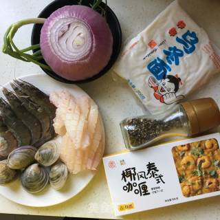 咖喱海鲜乌冬面的做法步骤：1