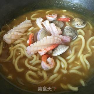 咖喱海鲜乌冬面的做法步骤：17