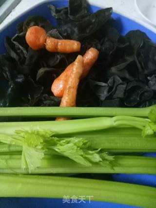 芹菜炒木耳的做法步骤：1