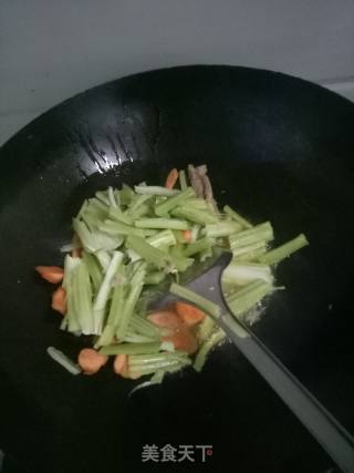芹菜炒木耳的做法步骤：3