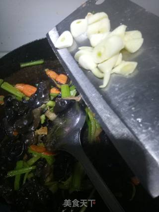芹菜炒木耳的做法步骤：5