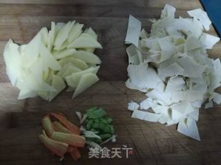 土豆炖干豆腐的做法步骤：1