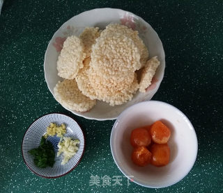 咸蛋黄焗锅巴的做法步骤：1