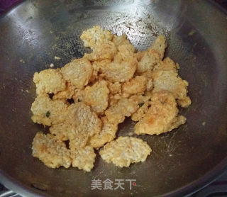 咸蛋黄焗锅巴的做法步骤：8