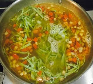 花样美食之鲜蔬热汤面的做法步骤：9