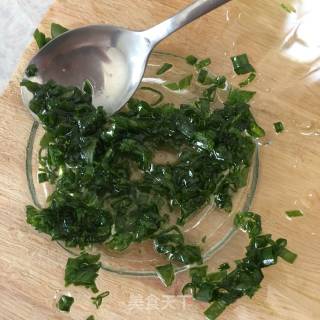 简易葱油饼的做法步骤：1