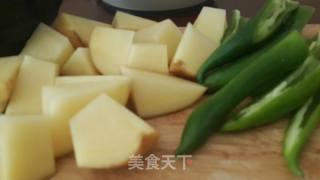 焖尖椒土豆小菜的做法步骤：1