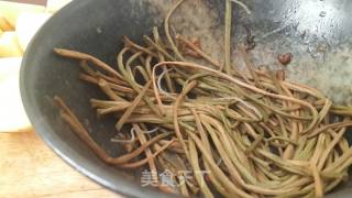 焖尖椒土豆小菜的做法步骤：2