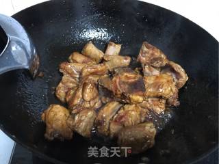 土豆蘑菇烧排骨的做法步骤：2