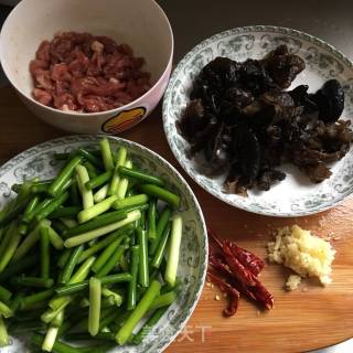 蒜苔木耳炒肉丝的做法步骤：6