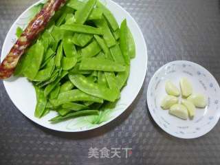 荷兰豆炒腊肠的做法步骤：1