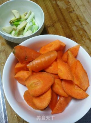 胡萝卜炖鸡腿的做法步骤：3