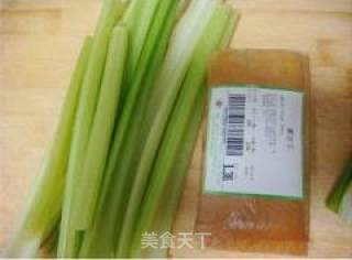 芹菜炒香干的做法步骤：1