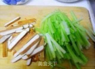 芹菜炒香干的做法步骤：2