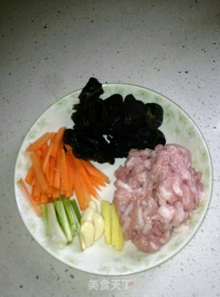 鱼香肉丝的做法步骤：1