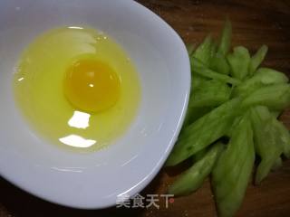 鸡蛋炒青瓜的做法步骤：1