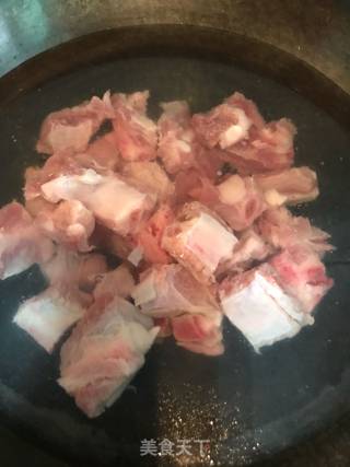 电饭煲土豆焖排骨的做法步骤：1