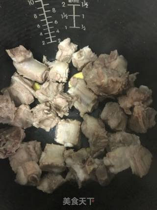 电饭煲土豆焖排骨的做法步骤：4
