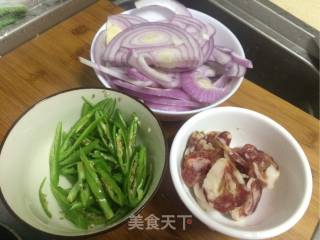 腊肠洋葱的做法步骤：1