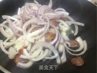 腊肠洋葱的做法步骤：4