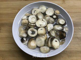 草菇虾仁的做法步骤：1