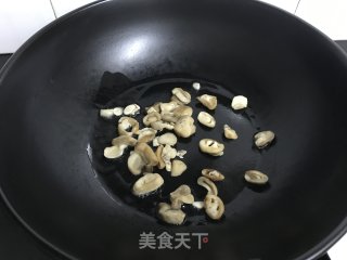 草菇虾仁的做法步骤：7