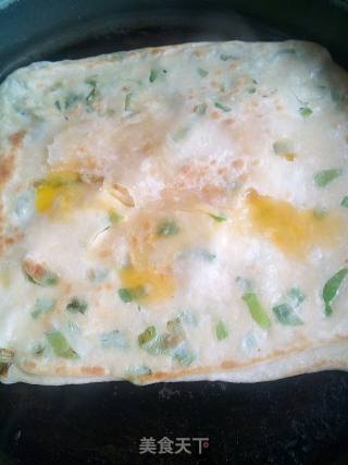 葱香鸡蛋灌饼的做法步骤：8