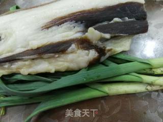 腊肉炒大蒜的做法步骤：1