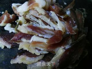腊肉炒大蒜的做法步骤：2
