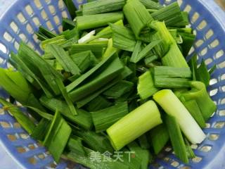 腊肉炒大蒜的做法步骤：3