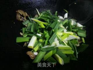 腊肉炒大蒜的做法步骤：6