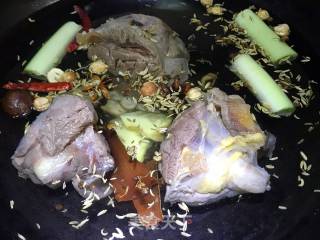 卤牛肉的做法步骤：4