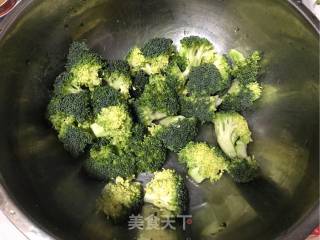 蒜香蚝油西兰花的做法步骤：1
