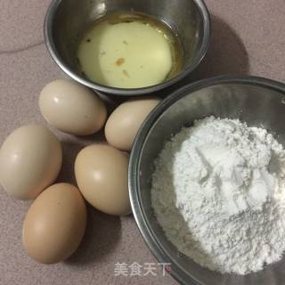 电饭煲版海绵蛋糕的做法步骤：1