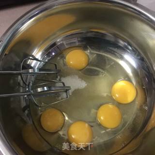 电饭煲版海绵蛋糕的做法步骤：2