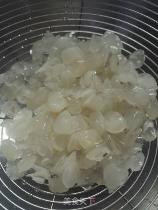 桃胶雪莲子银耳羹的做法步骤：4
