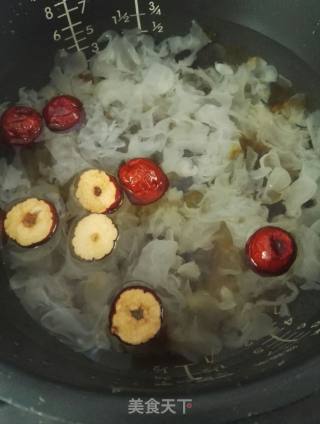 桃胶雪莲子银耳羹的做法步骤：5