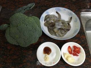 西兰花炒虾球的做法步骤：1