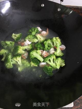 西兰花炒虾球的做法步骤：3