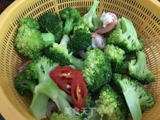 西兰花炒虾球的做法步骤：4