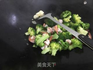西兰花炒虾球的做法步骤：5