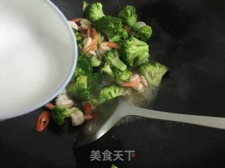 西兰花炒虾球的做法步骤：8