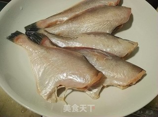 双椒耗儿鱼的做法步骤：1