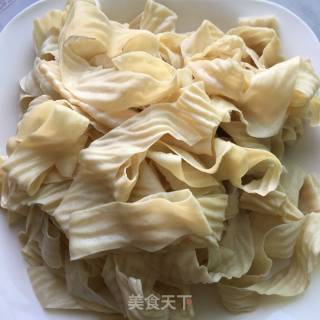 青红椒炒豆皮的做法步骤：1