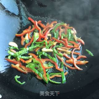 青红椒炒豆皮的做法步骤：3